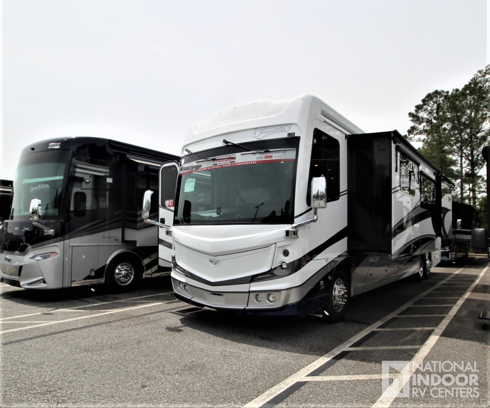 2023 Fleetwood Discovery LXE 44B Class A Specs