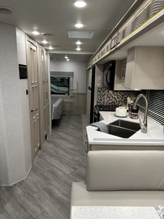 Newmar Bay Star Sport Rv Tour With Angie Morell National Indoor